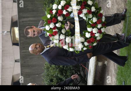 Kranzniederlegung zum zehnten Jahrestag des Bombenanschlags in Oklahoma City. Kranzniederlegung zum zehnten Jahrestag des Bombenanschlags in Oklahoma City, markieren der Sekretär Alphonso Jackson und der stellvertretende Sekretär Roy Bernardi die Zeremonie zur Kranzniederlegung des HUD-Hauptquartiers anlässlich des zehnten Jahrestages der Bombardierung des Bundesgebäudes von Alfred P. Murrah in Oklahoma City, Oklahoma, am 19. April 1995. Stockfoto