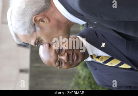 Kranzniederlegung zum zehnten Jahrestag des Bombenanschlags in Oklahoma City. Kranzniederlegung zum zehnten Jahrestag des Bombenanschlags in Oklahoma City, markieren der Sekretär Alphonso Jackson und der stellvertretende Sekretär Roy Bernardi die Zeremonie zur Kranzniederlegung des HUD-Hauptquartiers anlässlich des zehnten Jahrestages der Bombardierung des Bundesgebäudes von Alfred P. Murrah in Oklahoma City, Oklahoma, am 19. April 1995. Stockfoto