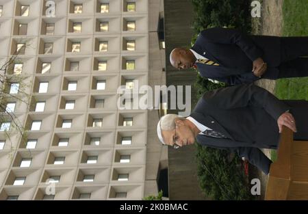 Kranzniederlegung zum zehnten Jahrestag des Bombenanschlags in Oklahoma City. Kranzniederlegung zum zehnten Jahrestag des Bombenanschlags in Oklahoma City, markieren der Sekretär Alphonso Jackson und der stellvertretende Sekretär Roy Bernardi die Zeremonie zur Kranzniederlegung des HUD-Hauptquartiers anlässlich des zehnten Jahrestages der Bombardierung des Bundesgebäudes von Alfred P. Murrah in Oklahoma City, Oklahoma, am 19. April 1995. Stockfoto
