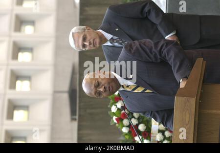 Kranzniederlegung zum zehnten Jahrestag des Bombenanschlags in Oklahoma City. Kranzniederlegung zum zehnten Jahrestag des Bombenanschlags in Oklahoma City, markieren der Sekretär Alphonso Jackson und der stellvertretende Sekretär Roy Bernardi die Zeremonie zur Kranzniederlegung des HUD-Hauptquartiers anlässlich des zehnten Jahrestages der Bombardierung des Bundesgebäudes von Alfred P. Murrah in Oklahoma City, Oklahoma, am 19. April 1995. Stockfoto