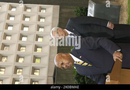 Kranzniederlegung zum zehnten Jahrestag des Bombenanschlags in Oklahoma City. Kranzniederlegung zum zehnten Jahrestag des Bombenanschlags in Oklahoma City, markieren der Sekretär Alphonso Jackson und der stellvertretende Sekretär Roy Bernardi die Zeremonie zur Kranzniederlegung des HUD-Hauptquartiers anlässlich des zehnten Jahrestages der Bombardierung des Bundesgebäudes von Alfred P. Murrah in Oklahoma City, Oklahoma, am 19. April 1995. Stockfoto