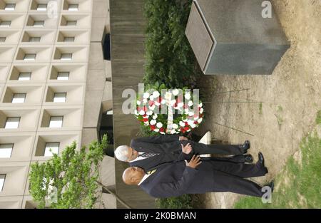 Kranzniederlegung zum zehnten Jahrestag des Bombenanschlags in Oklahoma City. Kranzniederlegung zum zehnten Jahrestag des Bombenanschlags in Oklahoma City, markieren der Sekretär Alphonso Jackson und der stellvertretende Sekretär Roy Bernardi die Zeremonie zur Kranzniederlegung des HUD-Hauptquartiers anlässlich des zehnten Jahrestages der Bombardierung des Bundesgebäudes von Alfred P. Murrah in Oklahoma City, Oklahoma, am 19. April 1995. Stockfoto