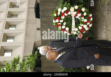 Kranzniederlegung zum zehnten Jahrestag des Bombenanschlags in Oklahoma City. Kranzniederlegung zum zehnten Jahrestag des Bombenanschlags in Oklahoma City, markieren der Sekretär Alphonso Jackson und der stellvertretende Sekretär Roy Bernardi die Zeremonie zur Kranzniederlegung des HUD-Hauptquartiers anlässlich des zehnten Jahrestages der Bombardierung des Bundesgebäudes von Alfred P. Murrah in Oklahoma City, Oklahoma, am 19. April 1995. Stockfoto