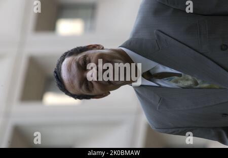 Kranzniederlegung zum zehnten Jahrestag des Bombenanschlags in Oklahoma City. Kranzniederlegung zum zehnten Jahrestag des Bombenanschlags in Oklahoma City, markieren der Sekretär Alphonso Jackson und der stellvertretende Sekretär Roy Bernardi die Zeremonie zur Kranzniederlegung des HUD-Hauptquartiers anlässlich des zehnten Jahrestages der Bombardierung des Bundesgebäudes von Alfred P. Murrah in Oklahoma City, Oklahoma, am 19. April 1995. Stockfoto