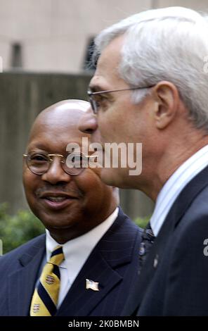 Kranzniederlegung zum zehnten Jahrestag des Bombenanschlags in Oklahoma City. Kranzniederlegung zum zehnten Jahrestag des Bombenanschlags in Oklahoma City, markieren der Sekretär Alphonso Jackson und der stellvertretende Sekretär Roy Bernardi die Zeremonie zur Kranzniederlegung des HUD-Hauptquartiers anlässlich des zehnten Jahrestages der Bombardierung des Bundesgebäudes von Alfred P. Murrah in Oklahoma City, Oklahoma, am 19. April 1995. Stockfoto