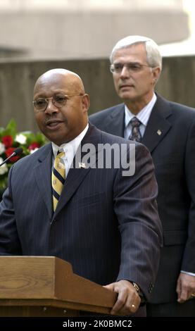 Kranzniederlegung zum zehnten Jahrestag des Bombenanschlags in Oklahoma City. Kranzniederlegung zum zehnten Jahrestag des Bombenanschlags in Oklahoma City, markieren der Sekretär Alphonso Jackson und der stellvertretende Sekretär Roy Bernardi die Zeremonie zur Kranzniederlegung des HUD-Hauptquartiers anlässlich des zehnten Jahrestages der Bombardierung des Bundesgebäudes von Alfred P. Murrah in Oklahoma City, Oklahoma, am 19. April 1995. Stockfoto