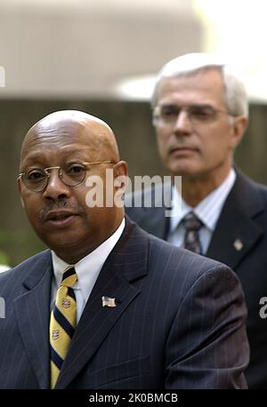 Kranzniederlegung zum zehnten Jahrestag des Bombenanschlags in Oklahoma City. Kranzniederlegung zum zehnten Jahrestag des Bombenanschlags in Oklahoma City, markieren der Sekretär Alphonso Jackson und der stellvertretende Sekretär Roy Bernardi die Zeremonie zur Kranzniederlegung des HUD-Hauptquartiers anlässlich des zehnten Jahrestages der Bombardierung des Bundesgebäudes von Alfred P. Murrah in Oklahoma City, Oklahoma, am 19. April 1995. Stockfoto