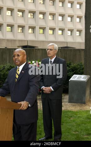 Kranzniederlegung zum zehnten Jahrestag des Bombenanschlags in Oklahoma City. Kranzniederlegung zum zehnten Jahrestag des Bombenanschlags in Oklahoma City, markieren der Sekretär Alphonso Jackson und der stellvertretende Sekretär Roy Bernardi die Zeremonie zur Kranzniederlegung des HUD-Hauptquartiers anlässlich des zehnten Jahrestages der Bombardierung des Bundesgebäudes von Alfred P. Murrah in Oklahoma City, Oklahoma, am 19. April 1995. Stockfoto