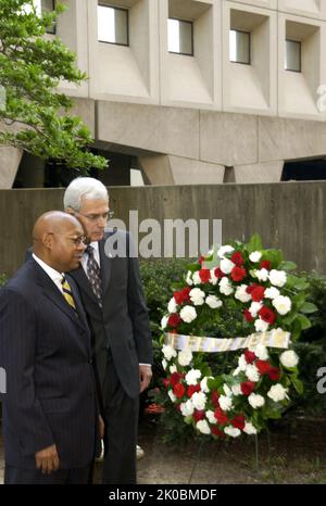 Kranzniederlegung zum zehnten Jahrestag des Bombenanschlags in Oklahoma City. Kranzniederlegung zum zehnten Jahrestag des Bombenanschlags in Oklahoma City, markieren der Sekretär Alphonso Jackson und der stellvertretende Sekretär Roy Bernardi die Zeremonie zur Kranzniederlegung des HUD-Hauptquartiers anlässlich des zehnten Jahrestages der Bombardierung des Bundesgebäudes von Alfred P. Murrah in Oklahoma City, Oklahoma, am 19. April 1995. Stockfoto