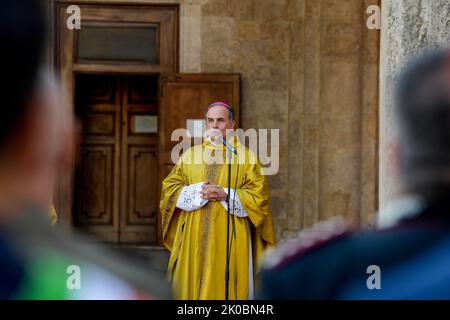 Rieti, Rieti. 9. September 2022. Der Bischof von Rieti, Domenico Pompili, bei seiner letzten Messe vor der Stadt, bevor er Verona erreichte. Am 9. September 2022 in Rieti, Italien (Bildquelle: © Riccardo Fabi/Pacific Press via ZUMA Press Wire) Stockfoto