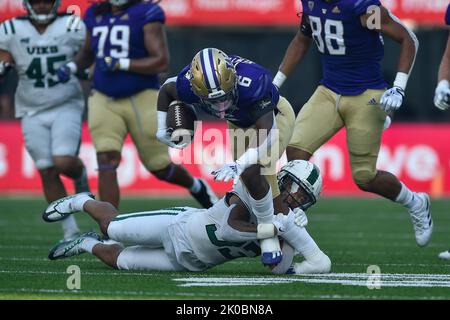 Seattle, WA, USA. 10. September 2022. Evan Camarena (38) tritt gegen Washington Huskies an, die Richard Newton (6) während des NCAA Football Game zwischen den Washington Huskies und den Portland State Vikings im Husky Stadium in Seattle, WA, zurücklaufen. Steve Faber/CSM/Alamy Live News Credit: CAL Sport Media/Alamy Live News Stockfoto