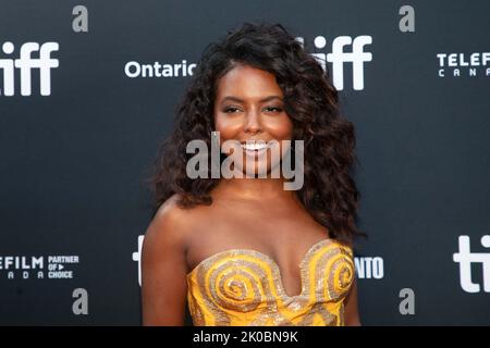 Adrienne Warren nimmt an der Premiere von „The Woman King“ in der Roy Thomson Hall während des Toronto International Film Festival 2022, Toronto, Kanada, 9. September 2022 Teil. Foto: PICJER/imageSPACE/MediaPunch Stockfoto