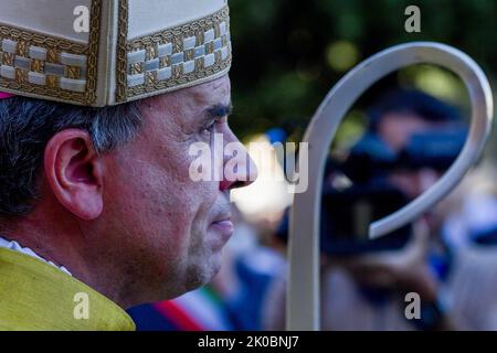 Rieti, Rieti. 9. September 2022. Msgr. Domenico Pompili bei seiner letzten Messe als Bischof von Rieti, bevor er in die Diözese Verona eintrat, wo er Ende des Monats sein bischöfliches Mandat aufnehmen wird. In Rieti, Italien, am 9. September 2022. (Bild: © Riccardo Fabi/Pacific Press via ZUMA Press Wire) Stockfoto