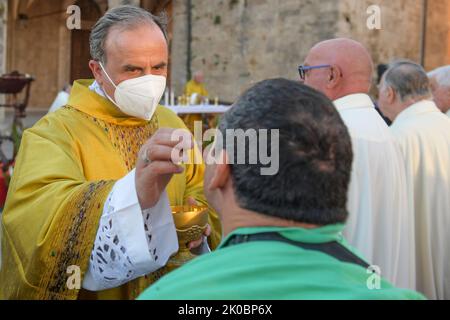 Rieti, Rieti. 9. September 2022. Der Bischof von Rieti, Domenico Pompili, bei seiner letzten Messe vor der Stadt, bevor er Verona erreichte. Am 9. September 2022 in Rieti, Italien (Bildquelle: © Riccardo Fabi/Pacific Press via ZUMA Press Wire) Stockfoto