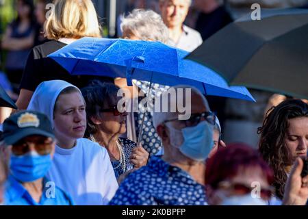 Rieti, Rieti. 9. September 2022. Die Stadt Rieti und die Priester der Diözese sprechen Msgr. Domenico Pompili während seiner letzten Messe, am 9. September 2022, als Bischof von Rieti, Auf Wiedersehen an, bevor er in die Diözese Verona eintrat. (Bild: © Riccardo Fabi/Pacific Press via ZUMA Press Wire) Stockfoto