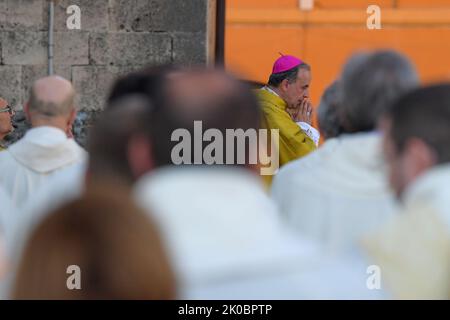 Rieti, Rieti. 9. September 2022. Msgr. Domenico Pompili wird in seiner letzten Messe als Bischof von Rieti, bevor er in die Diözese Verona eintrat, während seiner Ansprache in die Stadt am Ende der Predigt bewegt. In Rieti, Italien, am 9. September 2022. (Bild: © Riccardo Fabi/Pacific Press via ZUMA Press Wire) Stockfoto