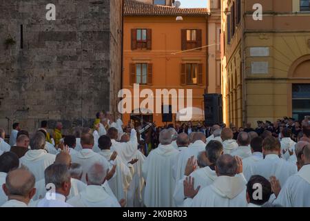 Rieti, Rieti, Italien. 9. September 2022. Die Stadt Rieti und die Priester der Diözese sprechen Msgr. Domenico Pompili während seiner letzten Messe, am 9. September 2022, als Bischof von Rieti, Auf Wiedersehen an, bevor er in die Diözese Verona eintrat. (Bild: © Riccardo Fabi/Pacific Press via ZUMA Press Wire) Stockfoto