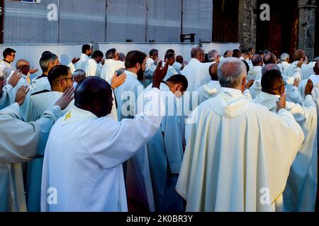 Rieti, Rieti, Italien. 9. September 2022. Die Stadt Rieti und die Priester der Diözese sprechen Msgr. Domenico Pompili während seiner letzten Messe, am 9. September 2022, als Bischof von Rieti, Auf Wiedersehen an, bevor er in die Diözese Verona eintrat. (Bild: © Riccardo Fabi/Pacific Press via ZUMA Press Wire) Stockfoto