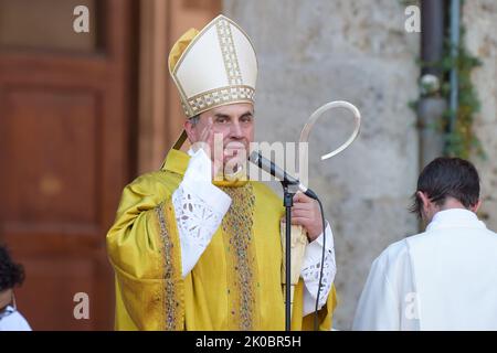 Rieti, Rieti, Italien. 9. September 2022. Der Bischof von Rieti, Domenico Pompili, bei seiner letzten Messe vor der Stadt, bevor er Verona erreichte. Am 9. September 2022 in Rieti, Italien (Bildquelle: © Riccardo Fabi/Pacific Press via ZUMA Press Wire) Stockfoto