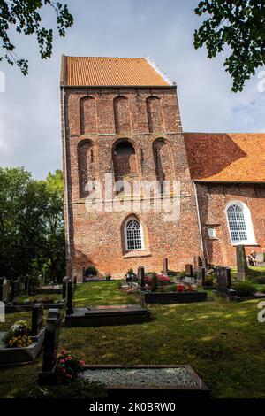 Suurhusen, Deutschland. 09. September 2022. Der schiefe Kirchturm von Suurhusen. Nach einer neuen Messung weist der Schiefe Turm von Gau-Weinheim in Rheinland-Pfalz eine Steigung von 5,4277 auf. Damit wurde der bisherige Rekord des Turms von Suurhusen in Ostfriesland gebrochen.C der Turm in Suurhusen hat eine Neigung von nur 5,19. Quelle: Sina Schuldt/dpa/Alamy Live News Stockfoto