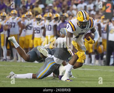 Baton Rouge, USA. 10. September 2022. Benny McCray (4) stellt sich gegen den LSU Tigers Wide Receiver Kaysson BOUTTE (7), nachdem er am Samstag, den 10. September 2022, bei einem College-Fußballspiel im Tiger Stadium in Baton Rouge, Louisiana, einen enormen Gewinn erspielt hatte. (Foto von Peter G. Forest/Sipa USA) Quelle: SIPA USA/Alamy Live News Stockfoto