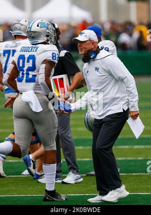 10. September 2022: Middle Tennessee Blue Raiders Cheftrainer Rick Stockstill gratuliert dem Middle Tennessee Blue Raiders Defensivende Taharin Sudderth (82) nach einem Ergebnis im Fußballspiel zwischen dem Bundesstaat Colorado und dem mittleren Tennessee im Canvas Stadium in Fort Collins, CO. MTSU rollte auf der Straße zu einem 34-0 Führung aus und hielt an, um 34-19 zu gewinnen. Derek Regensburger/CSM. Quelle: Cal Sport Media/Alamy Live News Stockfoto