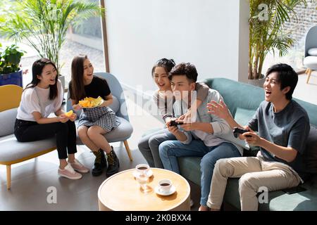 Glückliche chinesische Freunde, die zusammen Spaß haben Stockfoto