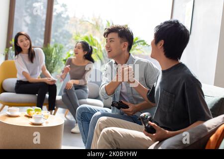 Glückliche chinesische Freunde, die zusammen Spaß haben Stockfoto