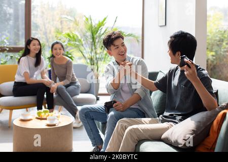 Glückliche chinesische Freunde, die zusammen Spaß haben Stockfoto