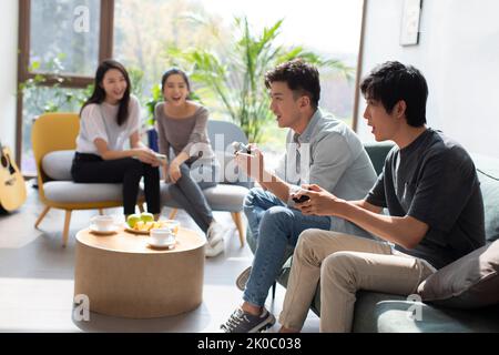 Glückliche chinesische Freunde, die zusammen Spaß haben Stockfoto