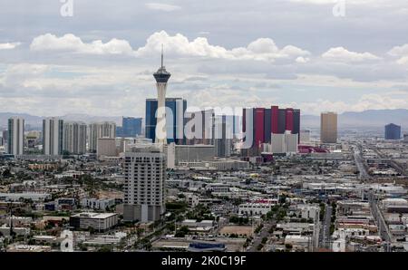 Las Vegas, Usa. 10. September 2022. Gesamtansicht des Las Vegas Strip vom nördlichen Ende des Strips. Im Jahr 2021 hatte Las Vegas 32,2 Millionen Besucher, was es zu einer der meistbefahrenen Städte in den Vereinigten Staaten machte. (Foto von Gabe Ginsberg/SOPA Images/Sipa USA) Quelle: SIPA USA/Alamy Live News Stockfoto