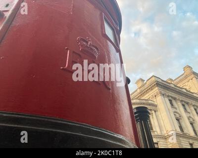 London, Großbritannien. 10. September 2022. Eine Mailbox in London mit den Initialen er II. (To dpa 'Was ändert sich für die Briten nach dem Tod der Königin') Quelle: Christoph Meyer/dpa/Alamy Live News Stockfoto