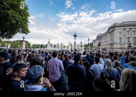 London, Großbritannien. 10. September 2022. Menschen warten geduldig vor dem Buckingham Palace auf König Charles III. Tausende von Menschen versammeln sich vor dem Buckingham Palace in der Hoffnung, König Charles III. Beim Verlassen des Palastes zu sehen. König Karl III. Wurde heute Morgen vom Beitrittsrat offiziell zum König erklärt. Kredit: SOPA Images Limited/Alamy Live Nachrichten Stockfoto