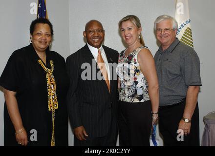 Sekretär Alphonso Jackson in Las Vegas, Nevada. Sekretär Alphonso Jackson in Las Vegas, Nevada Thema, Sekretär Alphonso Jackson bei einem Besuch in Las Vegas, Nevada, wo er mit lokalen HUD-Mitarbeitern traf, trat Finanzminister John Snow und Las Vegas Bürgermeister Oscar Goodman für Eigenheimbesitzer Monat Werbeaktionen, Und kündigte eine Erhöhung der Federal Housing Administration um mehr als 18%%%%%%%%%%%%%%%%%%%%%%%%%%%%%%%%%%%%%%%%%%%%%%%%%%%%%%%%%%%%%%%%%%%% Auch bei Einfamilienhäusern gelten für zwei, drei und vier Wohneinheiten höhere Kreditlimits und Kreditlimits. Stockfoto