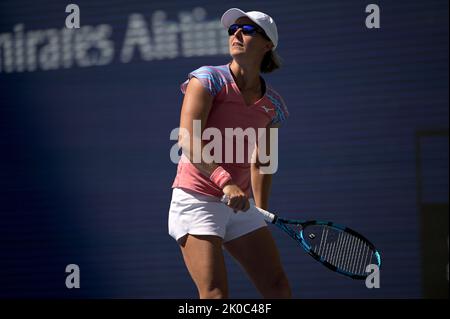 New York, USA. 10. September 2022. Die Belgierin Kirsten Flipkens im Einsatz beim Spiel zwischen dem australischen Paar Sanders-Peers und dem belgisch-französischen Paar Flipkens-Roger-Vasselin, dem Finale bei den gemischten Doppelmeisterschaften im USTA Billie Jean King National Tennis Center in Flushing Meadows Corona Park New York, 10. September 2022. (Foto von Anthony Behar/Sipa USA) Quelle: SIPA USA/Alamy Live News Stockfoto