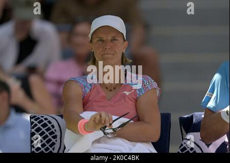 New York, USA. 10. September 2022. Die Belgierin Kirsten Flipkens, die zwischen den Sanders-Gleichaltrigen und dem belgisch-französischen Paar Flipkens-Roger-Vasselin beim Finale der gemischten Doppelmeisterschaften im USTA Billie Jean King National Tennis Center in Flushing Meadows Corona Park, New York, 10. September 2022, saß. (Foto von Anthony Behar/Sipa USA) Quelle: SIPA USA/Alamy Live News Stockfoto