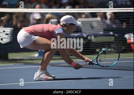 New York, USA. 10. September 2022. Die Belgierin Kirsten Flipkens im Einsatz beim Spiel zwischen dem australischen Paar Sanders-Peers und dem belgisch-französischen Paar Flipkens-Roger-Vasselin, dem Finale bei den gemischten Doppelmeisterschaften im USTA Billie Jean King National Tennis Center in Flushing Meadows Corona Park New York, 10. September 2022. (Foto von Anthony Behar/Sipa USA) Quelle: SIPA USA/Alamy Live News Stockfoto