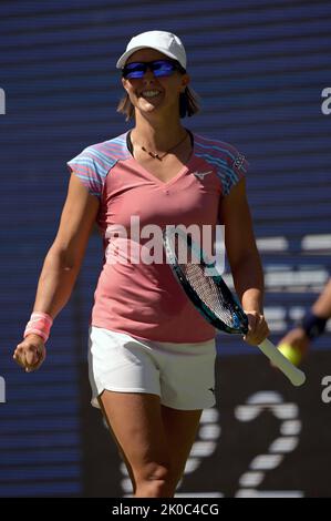 New York, USA. 10. September 2022. Die Belgierin Kirsten Flipkens im Einsatz beim Spiel zwischen dem australischen Paar Sanders-Peers und dem belgisch-französischen Paar Flipkens-Roger-Vasselin, dem Finale bei den gemischten Doppelmeisterschaften im USTA Billie Jean King National Tennis Center in Flushing Meadows Corona Park New York, 10. September 2022. (Foto von Anthony Behar/Sipa USA) Quelle: SIPA USA/Alamy Live News Stockfoto