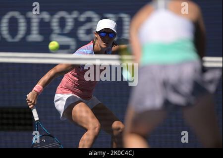 New York, USA. 10. September 2022. Die Belgierin Kirsten Flipkens im Einsatz beim Spiel zwischen dem australischen Paar Sanders-Peers und dem belgisch-französischen Paar Flipkens-Roger-Vasselin, dem Finale bei den gemischten Doppelmeisterschaften im USTA Billie Jean King National Tennis Center in Flushing Meadows Corona Park New York, 10. September 2022. (Foto von Anthony Behar/Sipa USA) Quelle: SIPA USA/Alamy Live News Stockfoto