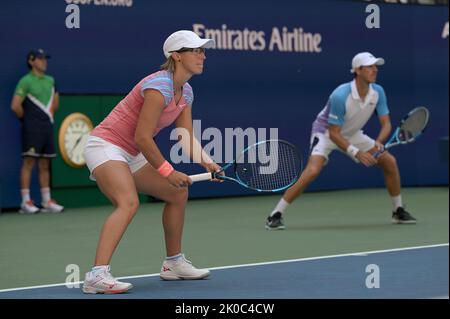 New York, USA. 10. September 2022. Das belgisch-französische Paar Kirsten Flipkens und Edouard Roger-Vasselin im Einsatz beim Spiel zwischen dem australischen Paar Sanders-Peers und dem belgisch-französischen Paar Flipkens-Roger-Vasselin, dem Finale im gemischten Doppel-Turnier, bei den US Open Championships im USTA Billie Jean King National Tennis Center in Flushing Meadows Corona Park New York, 10. September 2022. (Foto von Anthony Behar/Sipa USA) Quelle: SIPA USA/Alamy Live News Stockfoto