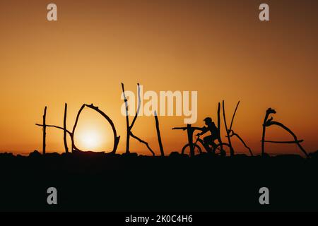 Hokitika-Schild bei Sonnenuntergang in Hokitika, Neuseeland Stockfoto