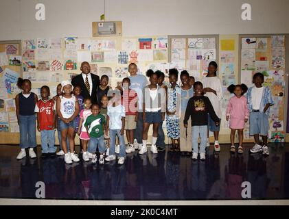 Sekretär Alphonso Jackson in St. Louis, Missouri. Sekretär Alphonso Jackson in St. Louis, Missouri Subject, Sekretär Alphonso Jackson in St. Louis, Missouri, posiert mit Schulkindern, die an der Homesowender Month Art Contest teilgenommen haben. Stockfoto