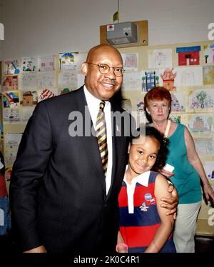 Sekretär Alphonso Jackson in St. Louis, Missouri. Sekretär Alphonso Jackson in St. Louis, Missouri Subject, Sekretär Alphonso Jackson in St. Louis, Missouri, posiert mit Schulkindern, die an der Homesowender Month Art Contest teilgenommen haben. Stockfoto