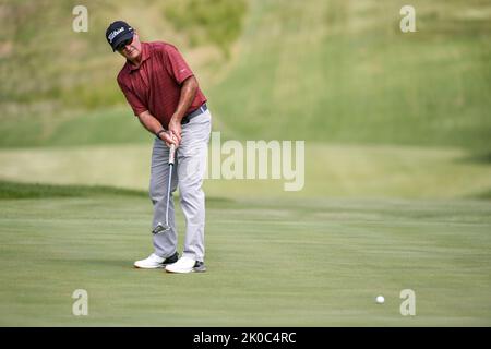 Jennings, Missouri, USA . 10. September 2022: Der Golfer David McKenzie legt während der zweiten Runde des Ascension Charity Classic im Norwood Hills Country Club in Jennings, MO, auf das Grün von 2.. Richard Ulreich/CSM Credit: CAL Sport Media/Alamy Live News Stockfoto