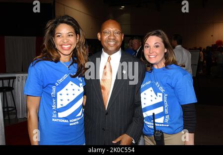 Sekretär Alphonso Jackson in Las Vegas, Nevada. Sekretär Alphonso Jackson in Las Vegas, Nevada Thema, Sekretär Alphonso Jackson bei einem Besuch in Las Vegas, Nevada, wo er mit lokalen HUD-Mitarbeitern traf, trat Finanzminister John Snow und Las Vegas Bürgermeister Oscar Goodman für Eigenheimbesitzer Monat Werbeaktionen, Und kündigte eine Erhöhung der Federal Housing Administration um mehr als 18%%%%%%%%%%%%%%%%%%%%%%%%%%%%%%%%%%%%%%%%%%%%%%%%%%%%%%%%%%%%%%%%%%%% Auch bei Einfamilienhäusern gelten für zwei, drei und vier Wohneinheiten höhere Kreditlimits und Kreditlimits. Stockfoto