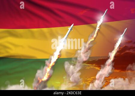 Modernes Konzept der strategischen Raketentruppen auf Sonnenuntergangshintergrund, bolivianische Raketenangriffe - militärische industrielle 3D Illustration, Nuke mit Flagge Stockfoto