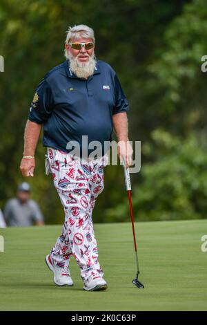 Jennings, Missouri, USA . 10. September 2022: Der Golfer John Daly ehrt die Gastgeberstadt mit seiner St. Louis Cardinals-Hose während der zweiten Runde des Ascension Charity Classic im Norwood Hills Country Club in Jennings, MO Richard Ulreich/CSM Credit: CAL Sport Media/Alamy Live News Stockfoto