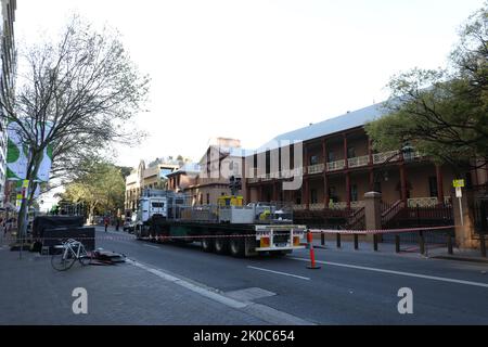 Sydney, Australien. 11.. September 2022. Nach dem Tod Ihrer Majestät Königin Elizabeth II. Fand in Sydney ein besonderes historisches Ereignis statt, um König Karl III. Den Menschen in NSW zu verkünden Mitglieder der Öffentlichkeit wurden aufgefordert, mit Freunden und Familie zu feiern oder daran teilzunehmen, und die öffentlichen Verkehrsmittel im ganzen Staat waren kostenlos. Die Veranstaltung fand ab 12,30pm vor dem NSW-Parlamentsgebäude in der Macquarie Street statt und umfasste eine australische Verteidigungswache, die NSW Police Force Band, die die Royal und Australian National Hymnen aufführte, eine NSW Police Mounted Unit und einen 21-Gun Salute von Government Ho Stockfoto