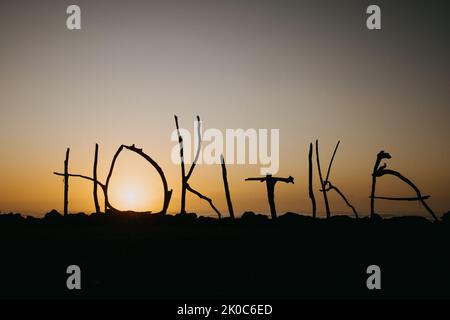 Hokitika-Schild bei Sonnenuntergang in Hokitika, Neuseeland. Hochwertige Fotos Stockfoto