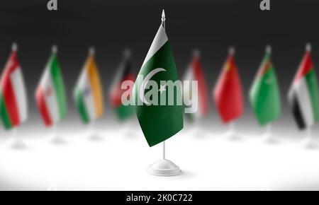 Die Nationalflagge Pakistans auf dem Hintergrund der Flaggen anderer Länder Stockfoto